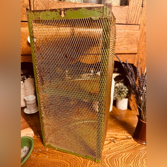 Vintage Green Metal Rustic Chippy Corner Shelf - Picture 6 of 9